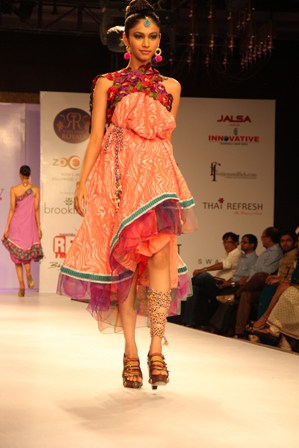 Model Wearing Swati Modo shoes Swati Modo
