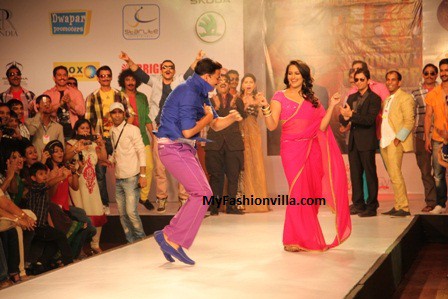 Akshay Kumar on Ramp @ Rajasthan Fashion Week Akshay Kumar on Ramp at Rajasthan Fashion Week