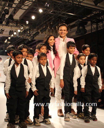 Vivek Oberoi walked for Kirti Rathore Vivek Oberoi walked for Kirti Rathore