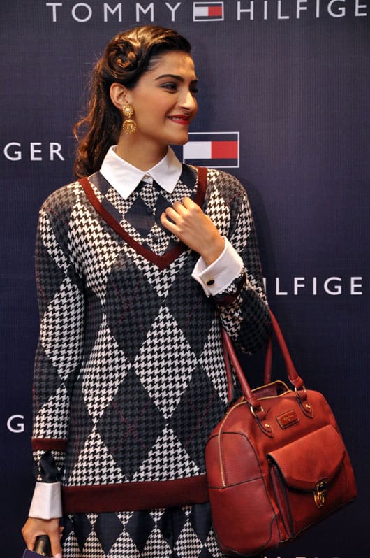 Sonam-Kapoor-in-Tommy-Hilfiger-at-TH-AW13-Launch2
