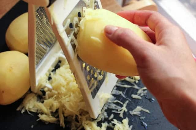 grated-potatoes-for-eyes